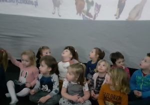 Dzieci oglądają film w kinie sferycznym.